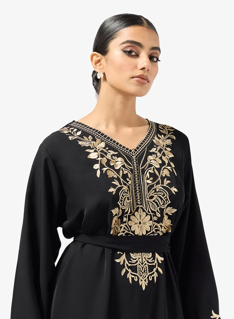 هيا كلوزيت جلابية مطرزة بالزهور من الأمام